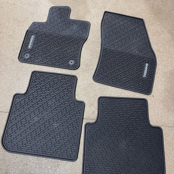 2020-2024 VW Tiguan Rubber Floor Mats NEW - Picture 1 of 1